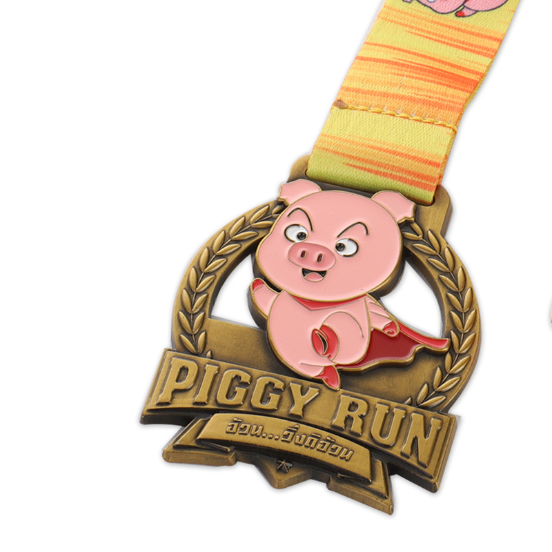شخصية Piggy Run ميداليات الجري الذهبية عبر البلاد في الولايات المتحدة