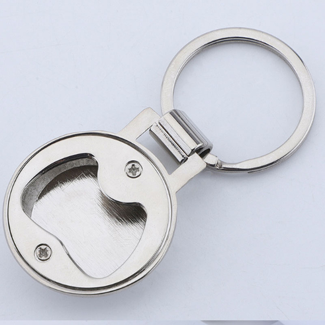 شخصية رجل فتاحة زجاجات باردة مع سلسلة المفاتيح