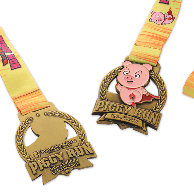 شخصية Piggy Run ميداليات الجري الذهبية عبر البلاد في الولايات المتحدة