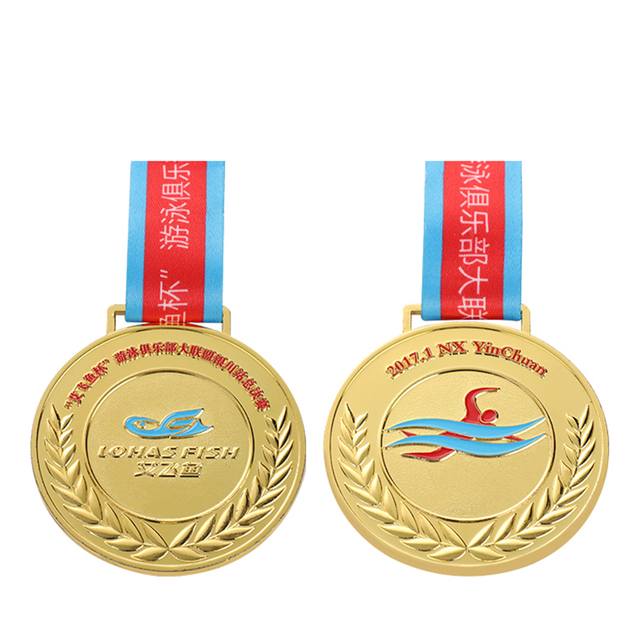 الميدالية الذهبية للسباحة من نادي الولايات المتحدة الأمريكية وأيرلندا وميداليات السباحة الفنية