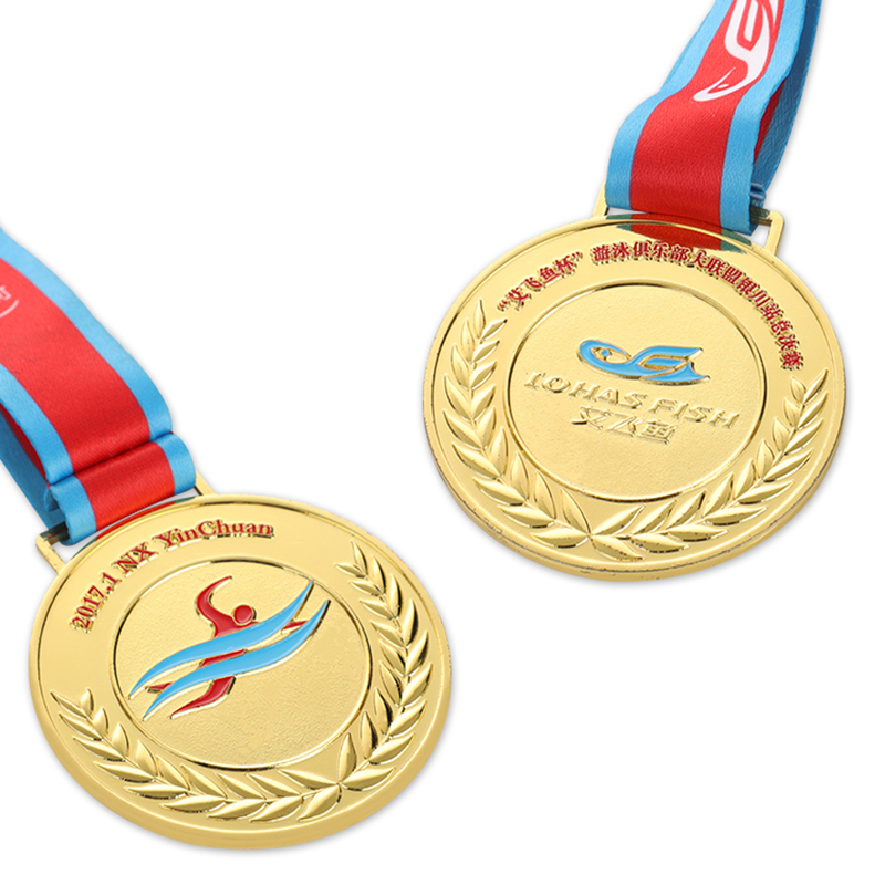 الميدالية الذهبية للسباحة من نادي الولايات المتحدة الأمريكية وأيرلندا وميداليات السباحة الفنية