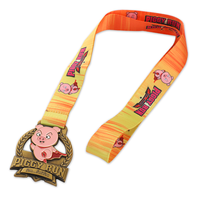 شخصية Piggy Run ميداليات الجري الذهبية عبر البلاد في الولايات المتحدة