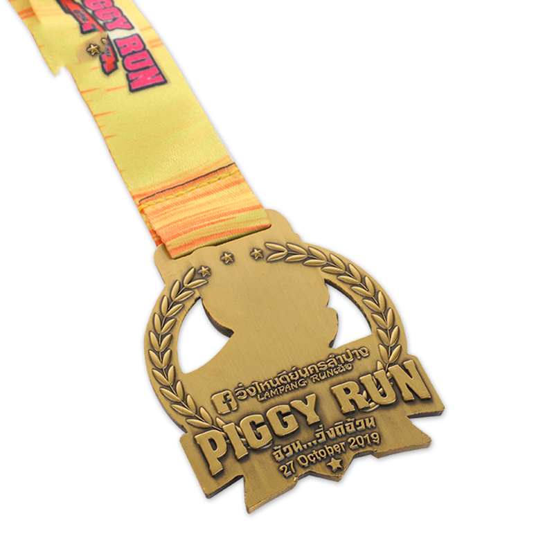 شخصية Piggy Run ميداليات الجري الذهبية عبر البلاد في الولايات المتحدة