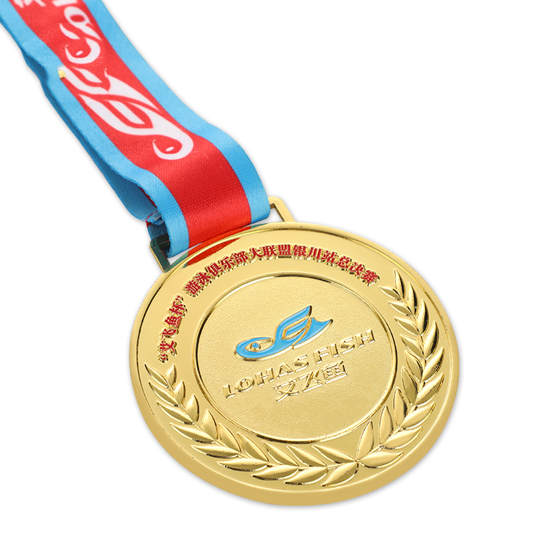 الميدالية الذهبية للسباحة من نادي الولايات المتحدة الأمريكية وأيرلندا وميداليات السباحة الفنية